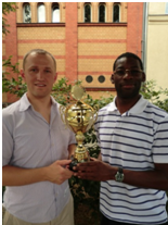 Marcin Szot (DEVK Agentur Lehmann und Szot) und George Abu-Bonsrah (Trainer SG TMBW) mit dem Siegerpokal